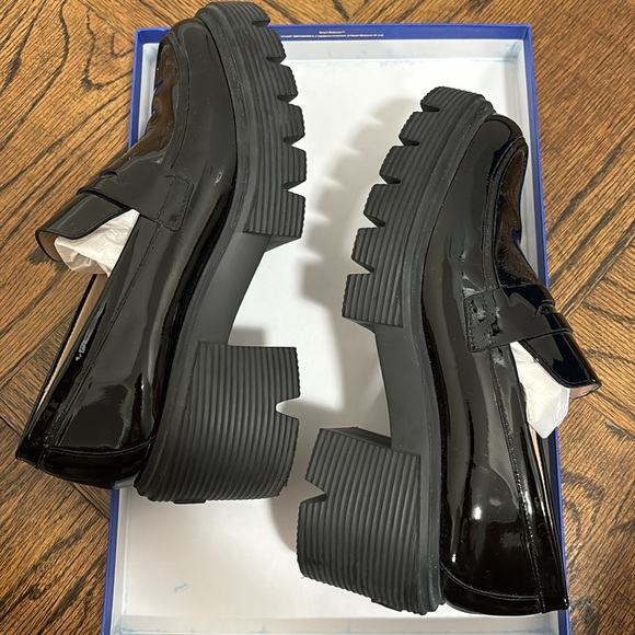 Stuart Weitzman SoHo Loafers. Black. Patent Leather. Great condition. - Picture 4 of 7